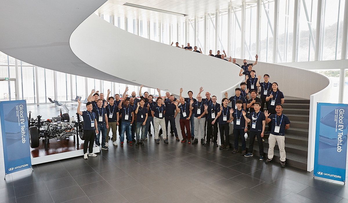 Inició el "EV Tech Lab", un taller global especializado en el mantenimiento de vehículos eléctricos